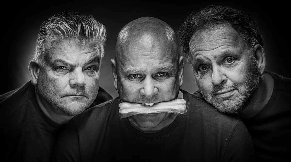 Anton, Jan en Kees van Kluif op een donkere achtergrond